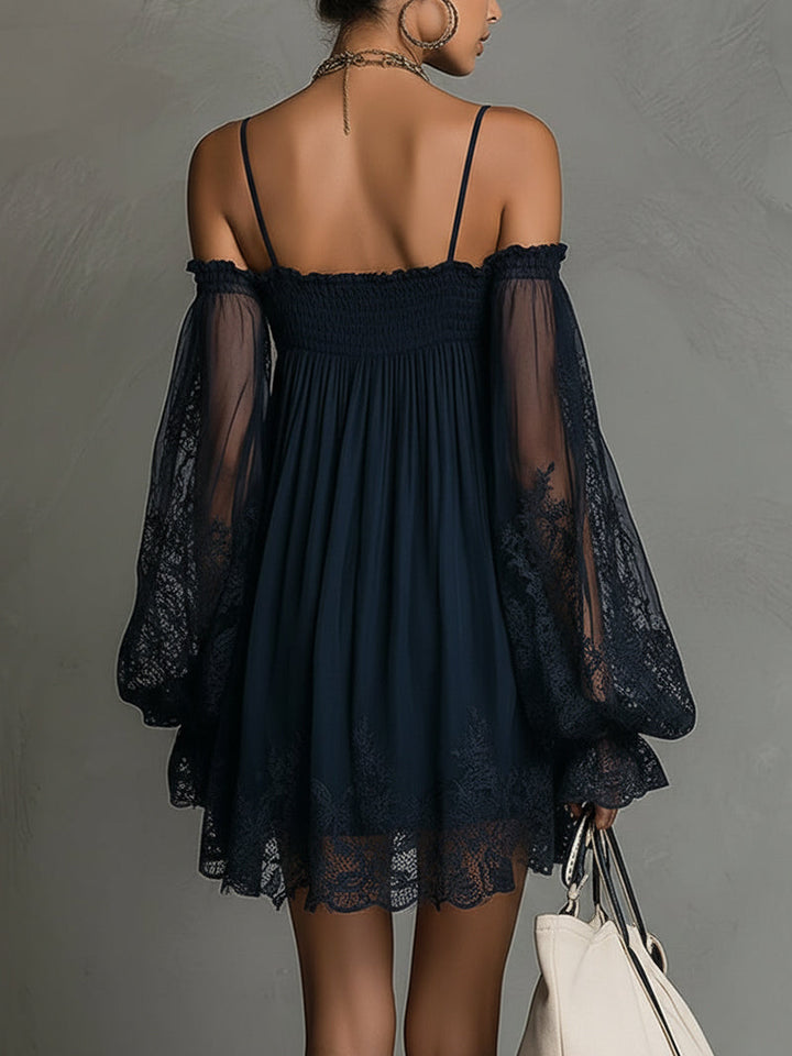 Noemi - Vestito mini in chiffon blu navy con scollo a spalle scoperte, bordo in pizzo e maniche trasparenti