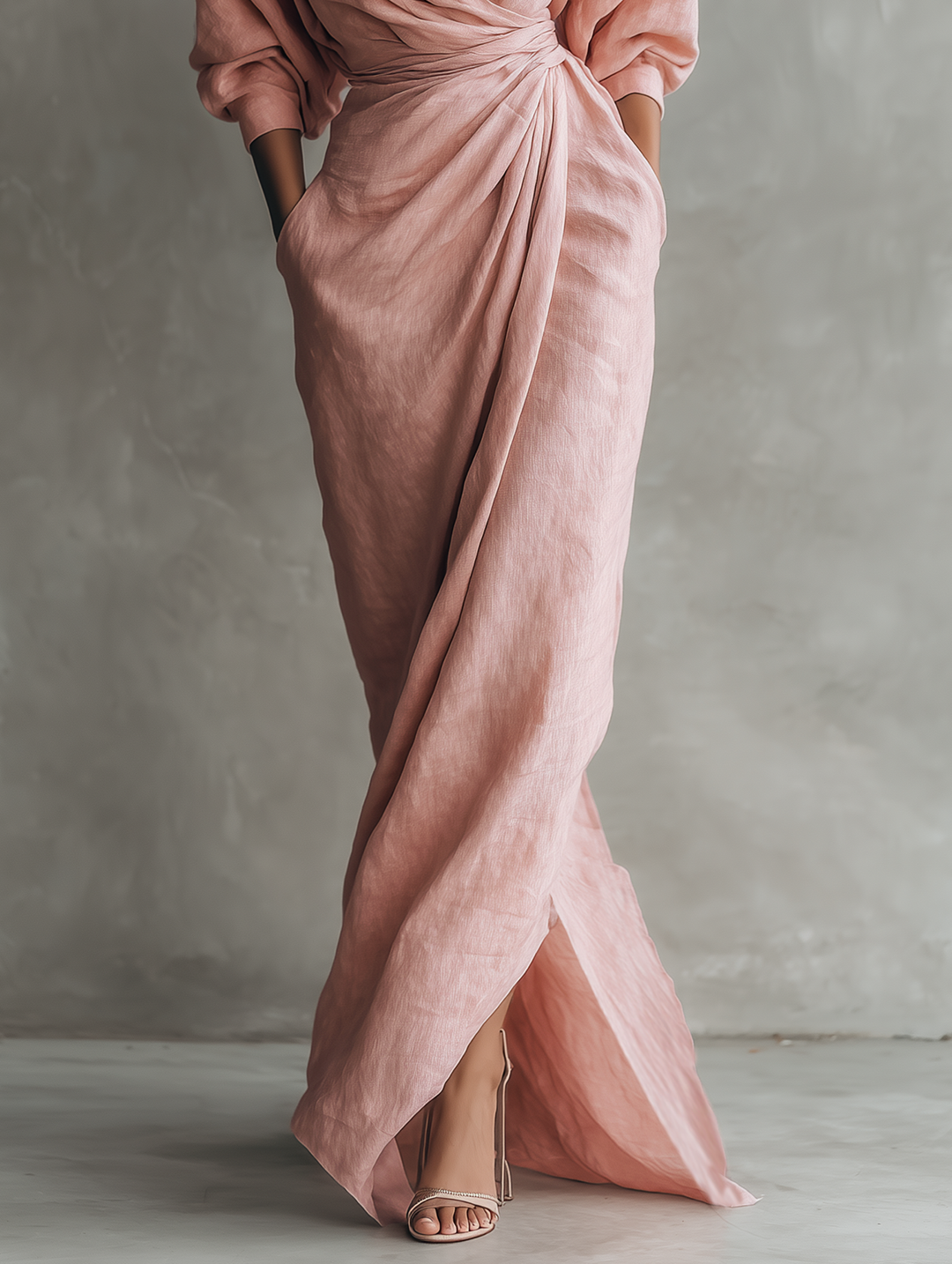 Abito Maxi Minimalista Rosa con Scollo a V in Tessuto Leggero da Donna