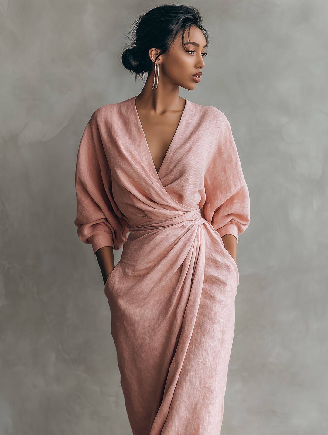 Abito Maxi Minimalista Rosa con Scollo a V in Tessuto Leggero da Donna