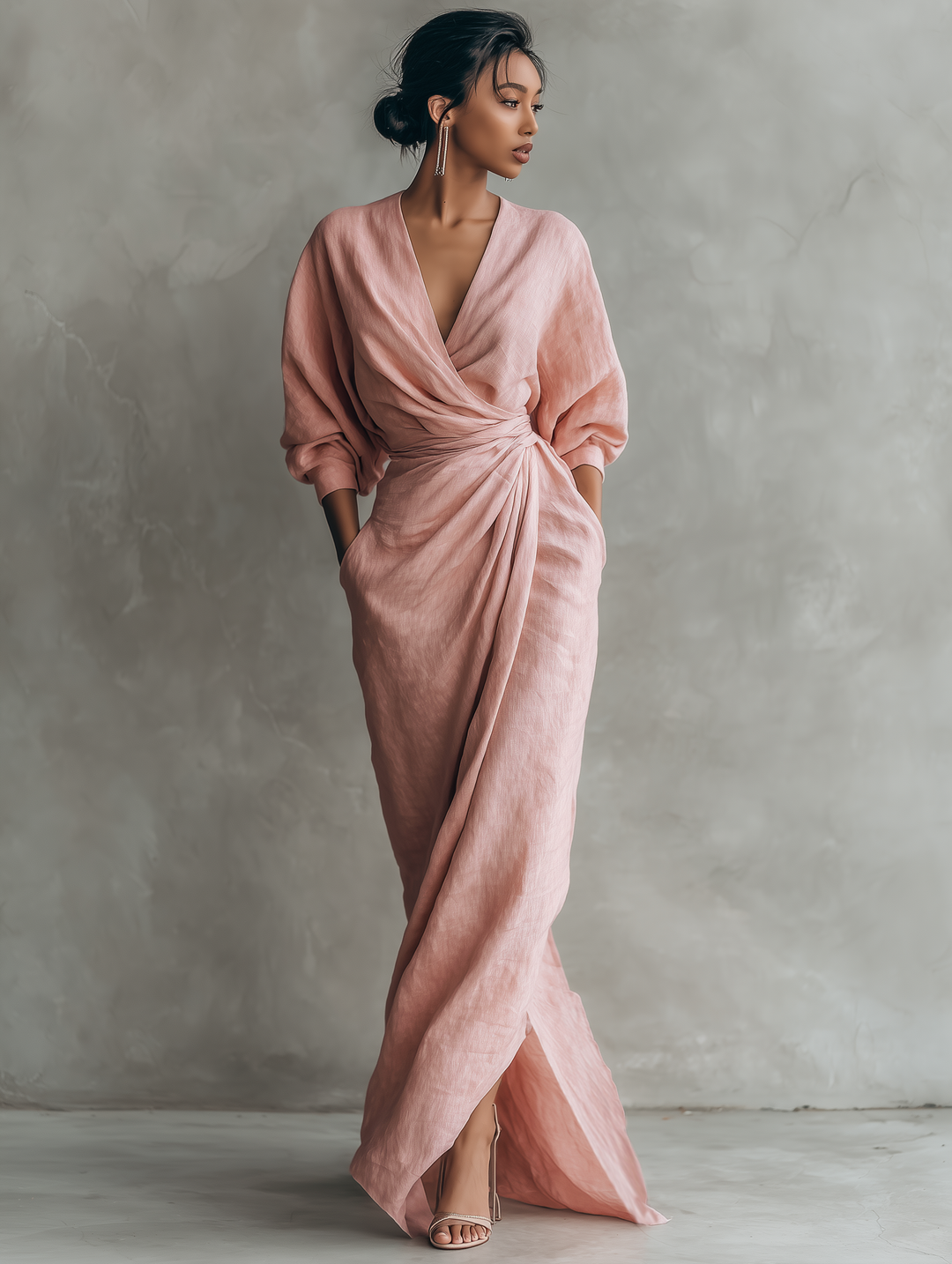 Abito Maxi Minimalista Rosa con Scollo a V in Tessuto Leggero da Donna